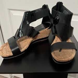 Donald Pliner wedged sandal. Black leather size 8